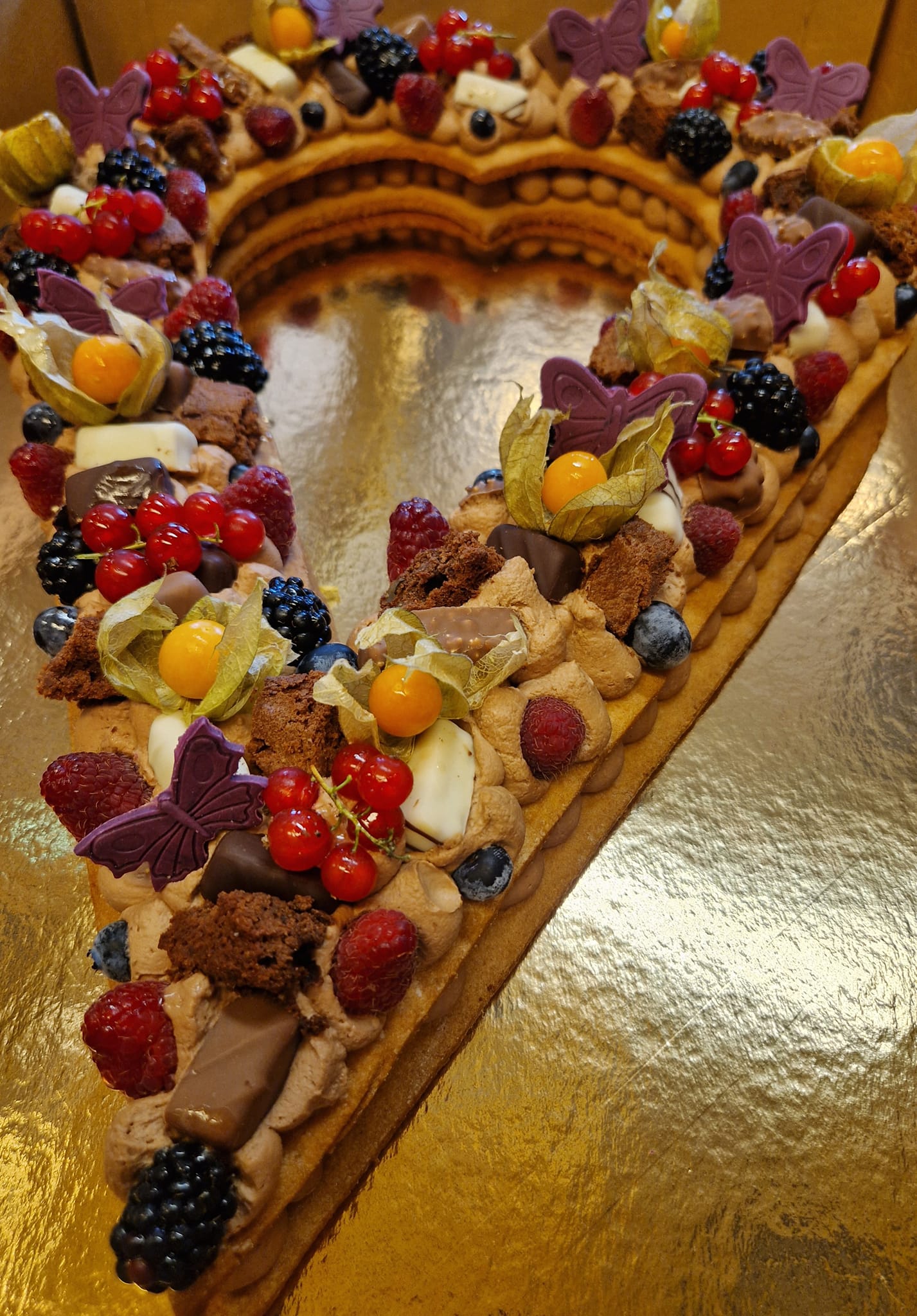 Pâtisserie en forme de coeur avec fruits rouges