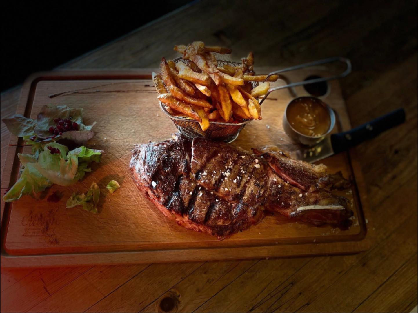 Côte de boeuf, frites et sauce au Central Grill