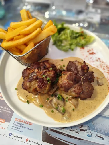 Plat servi au Restaurant Le Renouveau avec frites, salade et sauce