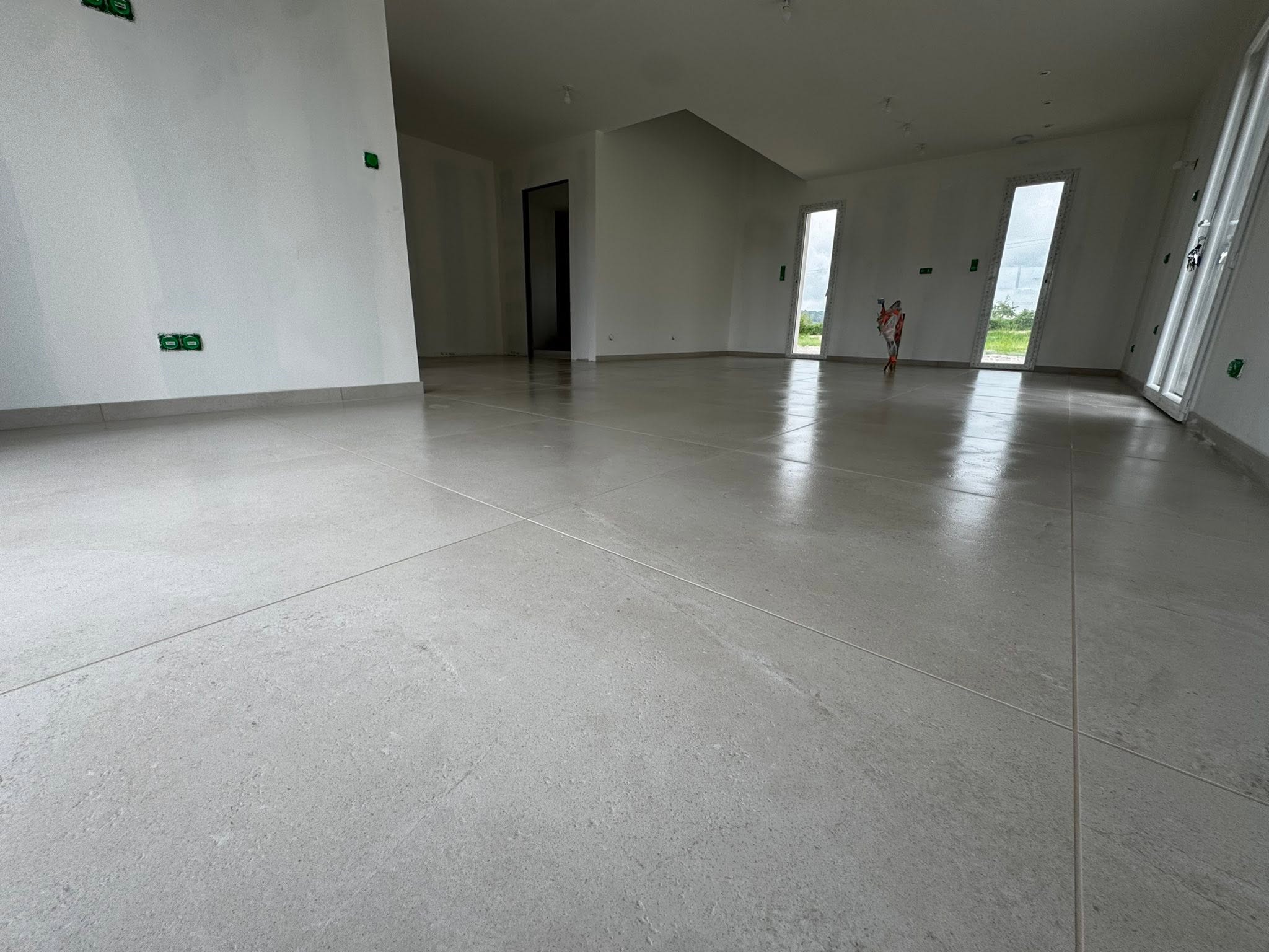 Carrelage grand format pose dans une maison neuve