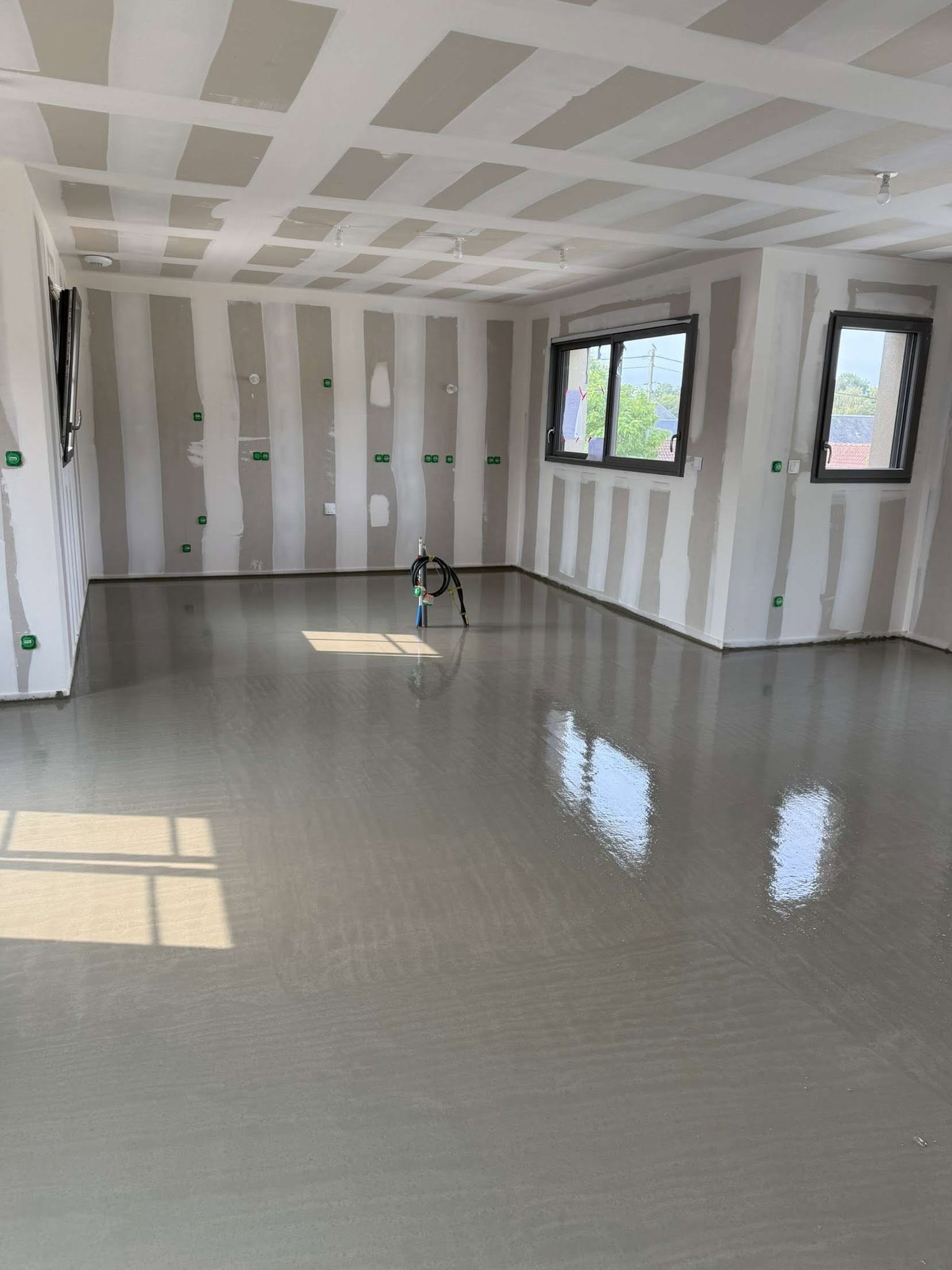 Chape fluide et support interieur
