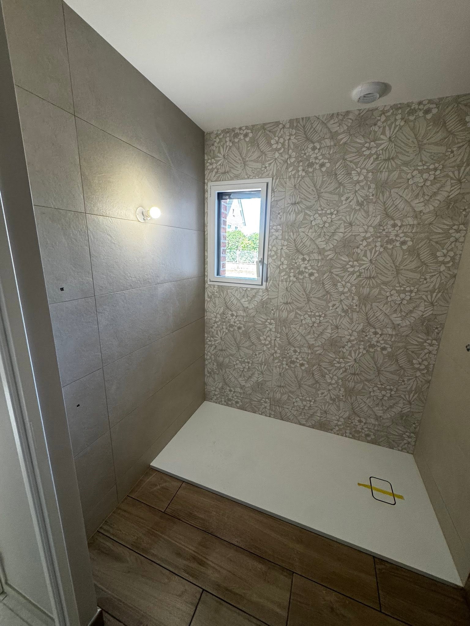 Douche avec faïence décorative