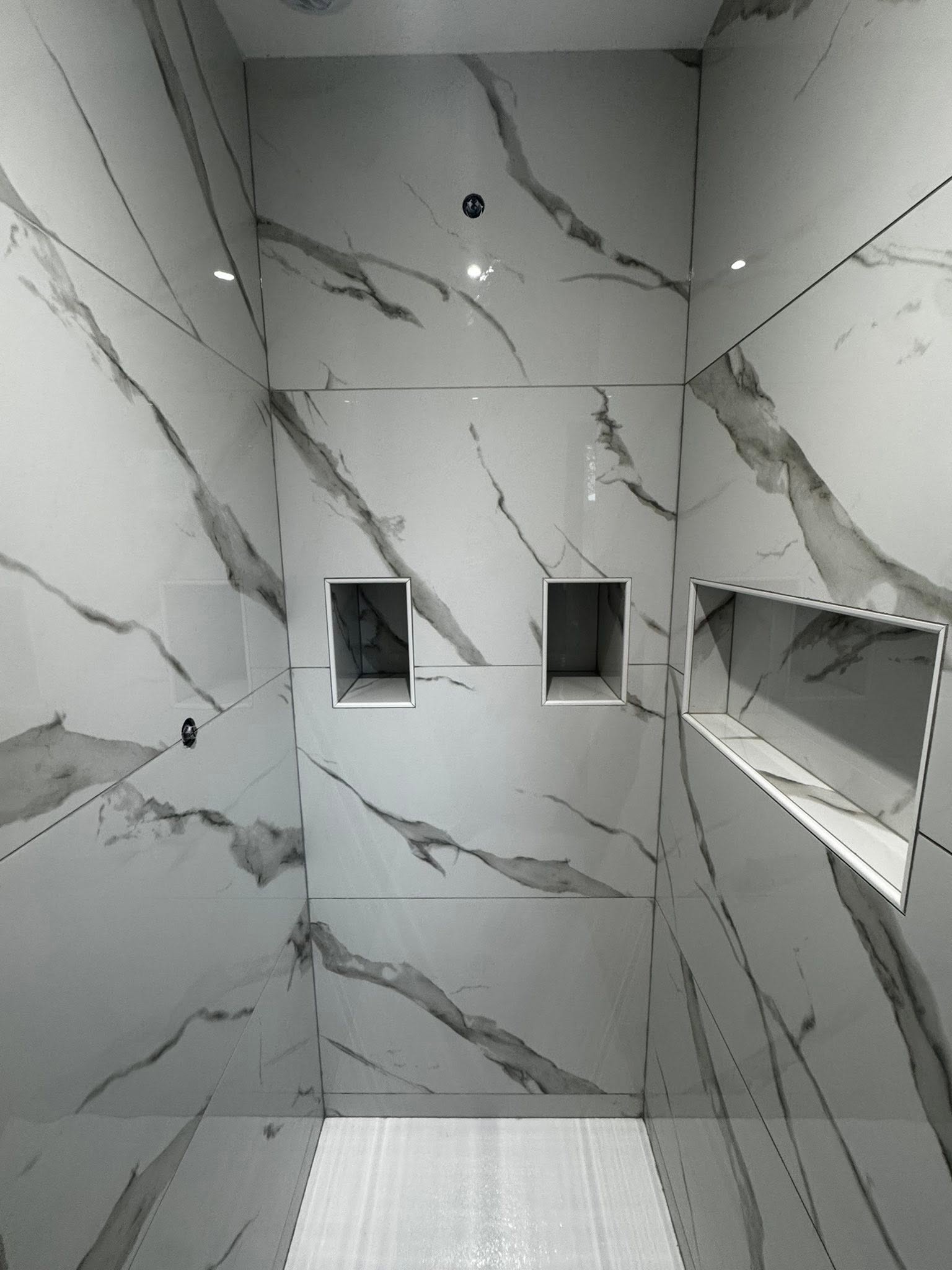 Douche carrelee avec niches integrees